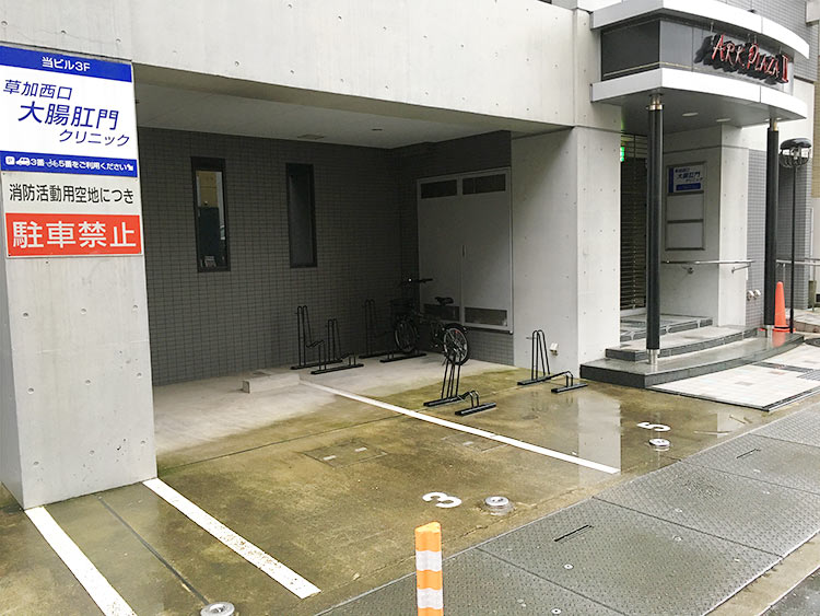 アークプラザⅡの入口と3番駐車場